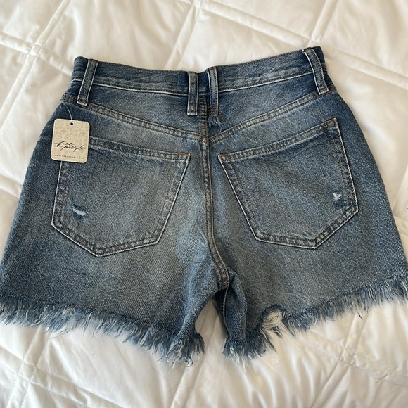 Free People x We The Free Twist & Shout Distressed Cutoff Denim Shorts Size 24 - Picture 3 of 7